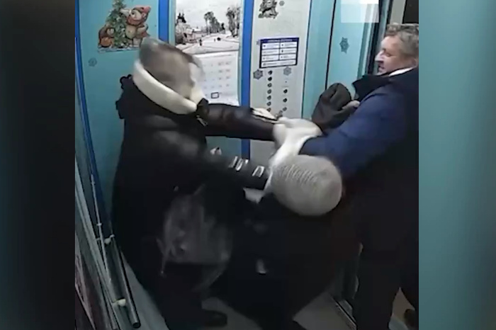 Под Екатеринбургом соседи утроили бой в лифте