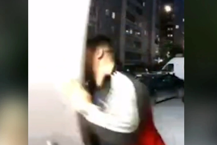 Неадекватный екатеринбуржец зло избил дверь подъезда