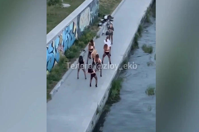 Полуголые девушки устроили откровенные танцы в центре Екатеринбурга