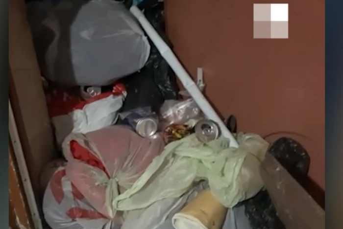 На Сортировке «княгиня Ольга» завалила свою квартиру мусором до потолка