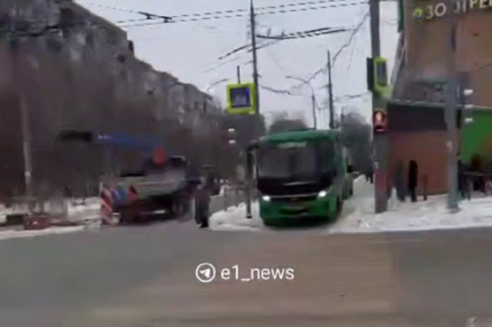 Маршрутка, ты уже пешеход? В Екатеринбурге автобус внезапно поехал по тротуару для людей