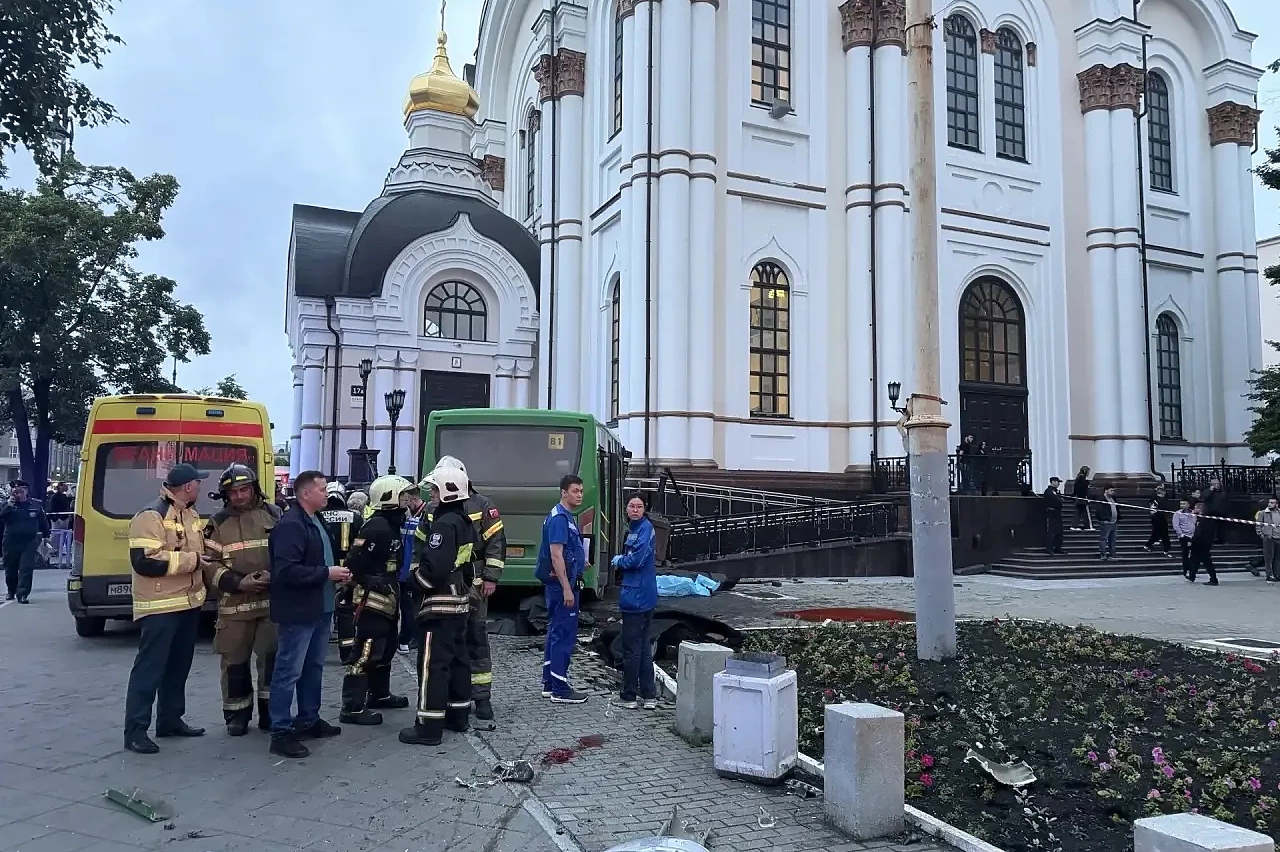 Установлены личности трех погибших в аварии с автобусом в Екатеринбурге пешеходов