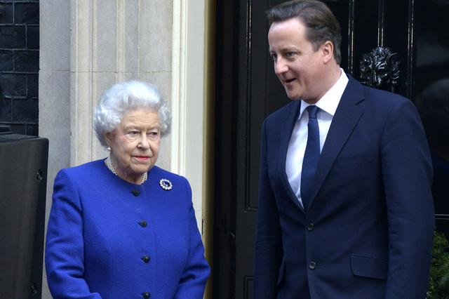 Кэмерон лично извинится перед королевой за бестактность