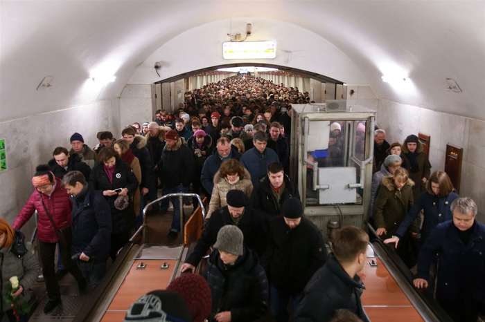 В Москве пассажиры метро спасли старушку, раскачав вагон