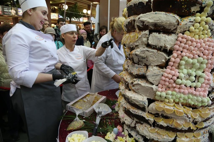 В Екатеринбурге испекли по старинному рецепту кулич весом 250 килограммов
