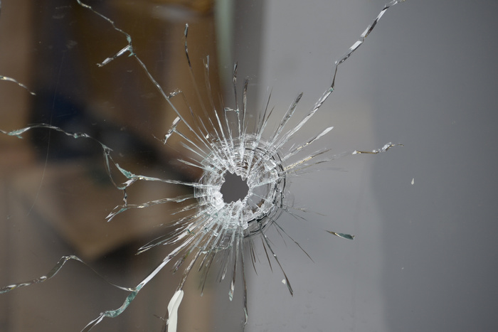 Влюбленной житель Гомеля расстрелял окно девушки из травматики