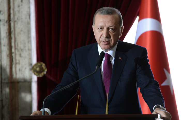 Еврокомиссар назвал уход Эрдогана условием вступления Турции в ЕС