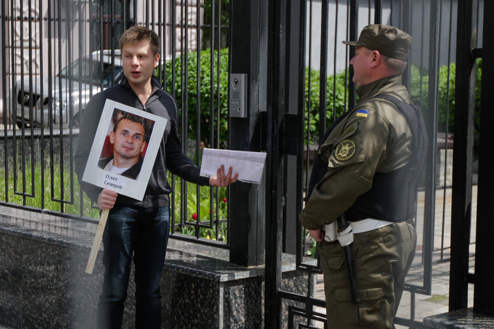 Осужденного за терроризм украинского режиссера Сенцова этапировали в Челябинск