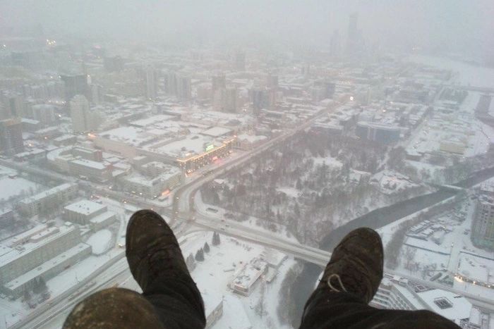 Не выдержали холода: екатеринбургские руферы спустились с телебашни