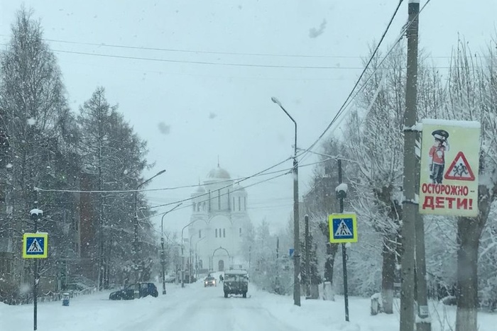 Сильные снегопады второй день идут на севере Свердловской области
