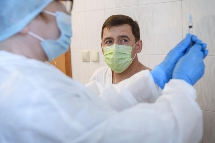 Губернатор Куйвашев поставил прививку от гриппа и посоветовал сделать её остальным