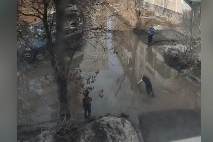 В лужах Екатеринбурга стали плавать дети