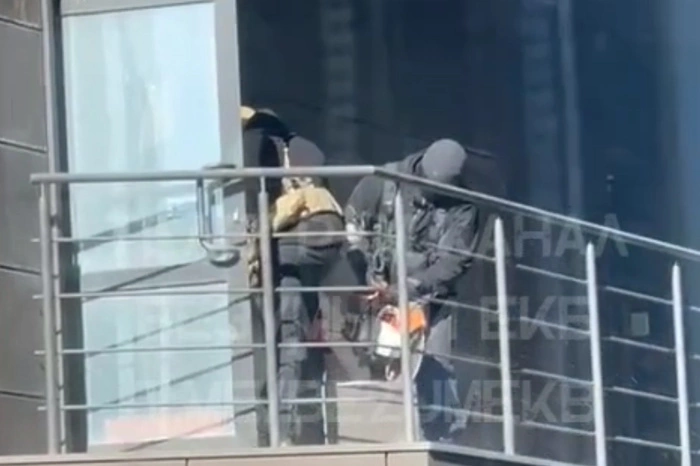 Нагрянувшие в Clever Park силовики начали вскрывать сейф