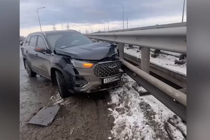 В Екатеринбурге пьяный тип на Land Rover разнес чужую машину на трассе