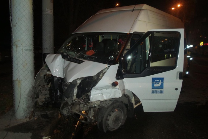 На Щорса в результате ДТП пострадала машина такси и маршрутка