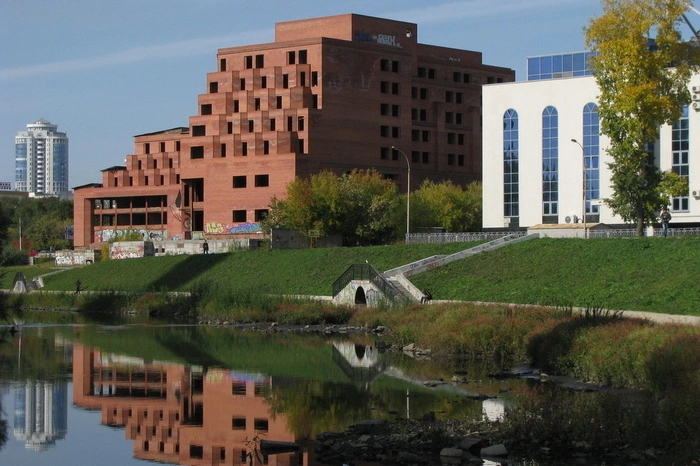 Заброшенную гостиницу возле цирка перестроят в торговый центр к 2018 году