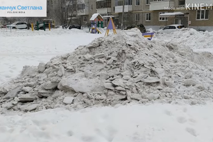 Коммунальщики вычистили от снега дворовый проезд и складировали грязный снег на детской площадке