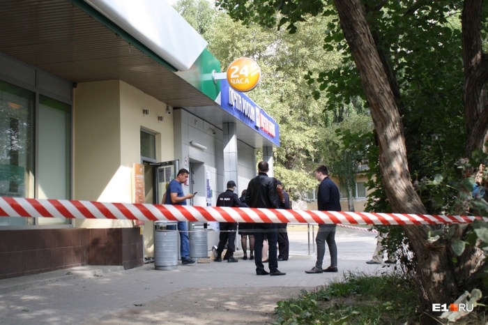 В Екатеринбурге неизвестные взорвали банкомат Сбербанка и украли все деньги