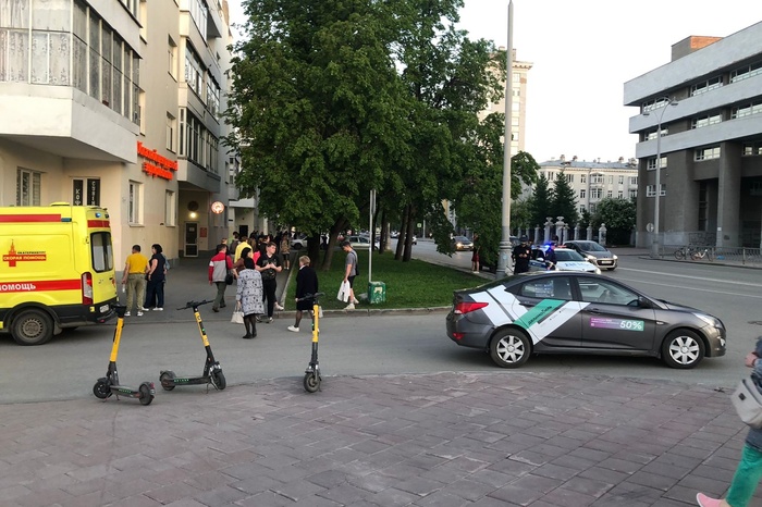 Подростковая пара попала в ДТП на электросамокате в центре Екатеринбурга