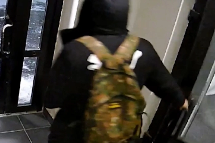 Открывший стрельбу из пистолета у екатеринбургской школы мужчина попал на камеры наблюдения