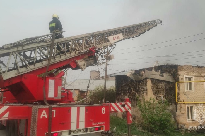 Огонь перекинулся с горящих сараев на двухэтажный многоквартирный дом в Арамили