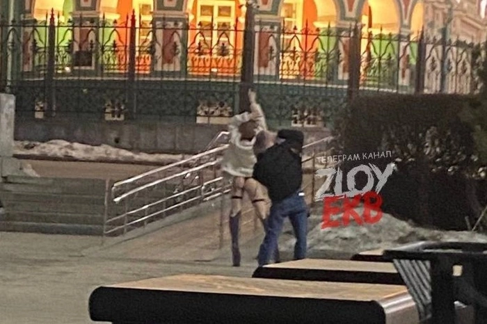 Устроившая полуголую фотосессию в центре Екатеринбурга девушка объяснила, почему ей не стыдно