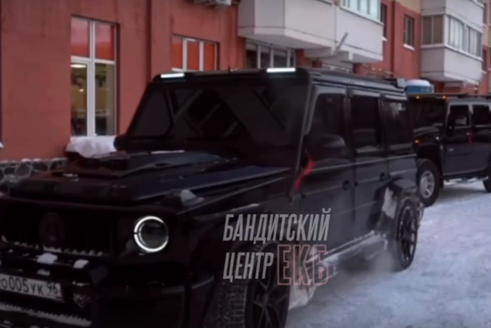 Что это было? По Екатеринбургу промчался кортеж из дорогущих Hummer и «Геликов»