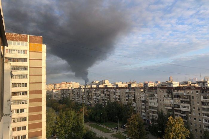 Жители Уралмаша заметили в небе чёрный столб дыма