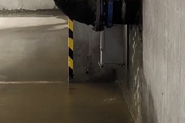 На Ботанике уже месяц затапливает новостройки