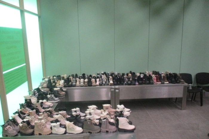 В Кольцово задержали мужчину, который вёз 190 правых ботинков