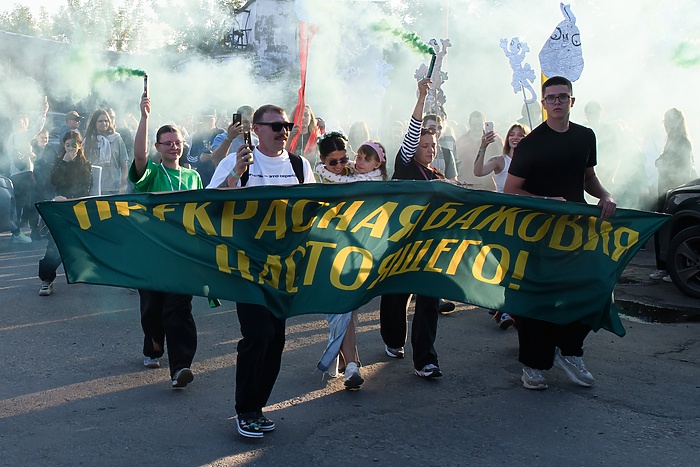 В свердловском городе прошло неожиданное шествие, в котором приняли участие сотни человек