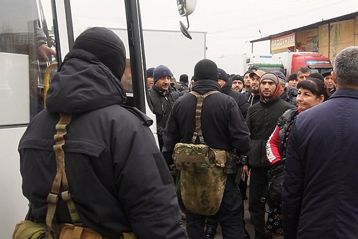 Силовики устроили облаву на мигрантов на скандальной овощебазе в Екатеринбурге