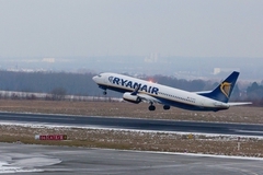 Стюард Ryanair оскорбил туриста из-за печенья