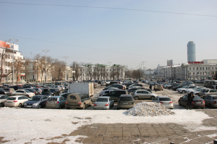Мэрия Екатеринбурга подумывает насовсем закрыть парковку на площади 1905 года