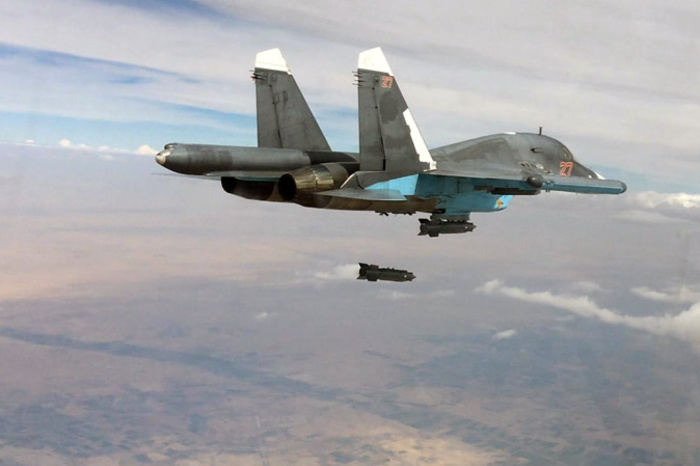 Российские военные в Сирии начали писать на бомбах «за наших» и «за Париж»