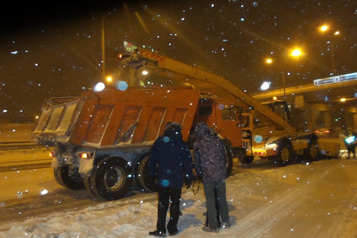 Дорожные службы Екатеринбурга еще ночью приступили к очистке улиц от снега