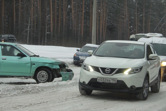 Нечищенная дорога привела к столкновению четырех автомобилей на Амундсена