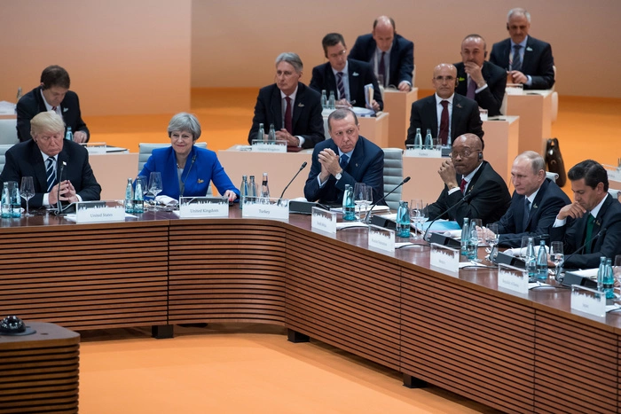 Первое рукопожатие Путина и Трампа увековечили на видео