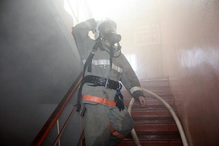 На Уралмаше из горящей квартиры спасли трёх человек