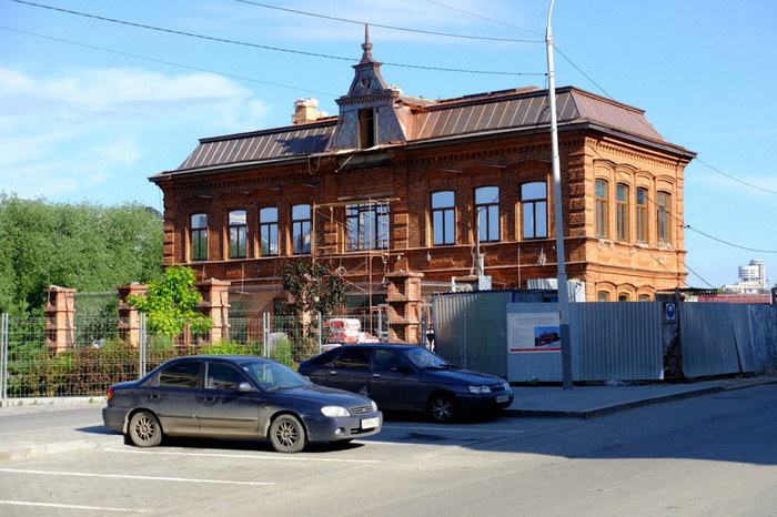 Стоянку на ряде улиц Екатеринбурга ограничат ради пропускной способности