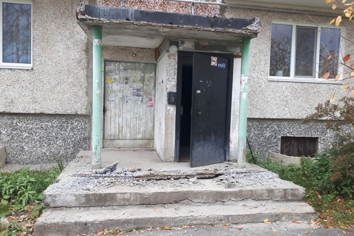 Бетонный козырек подъезда упал на подростка в Свердловской области