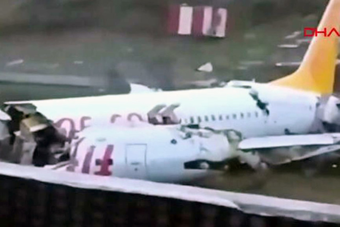 В Стамбуле самолет скатился с взлетной полосы и переломился пополам