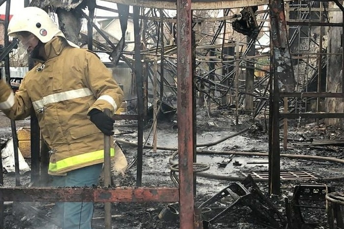 В страшном пожаре в Ленобласти в жилом доме погибли шесть детей и двое взрослых