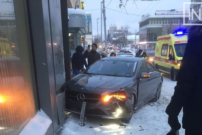В Екатеринбурге автомобиль сбил пешехода на остановке