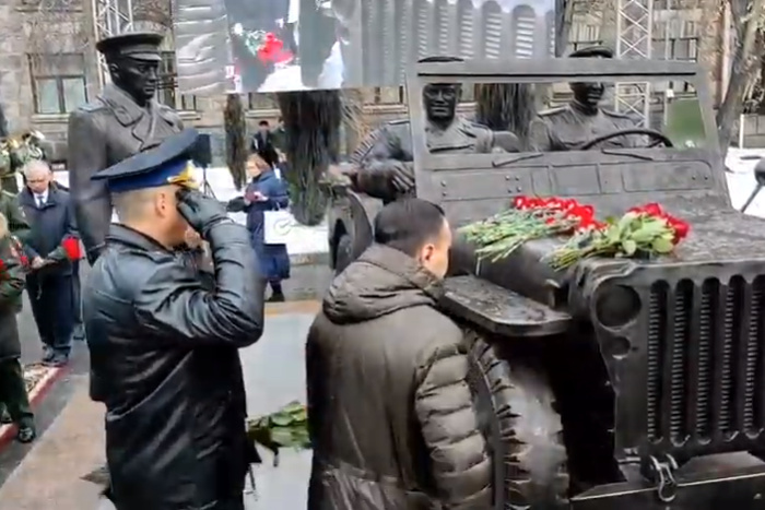 У штаба ЦВО установили второй памятник маршалу Жукову