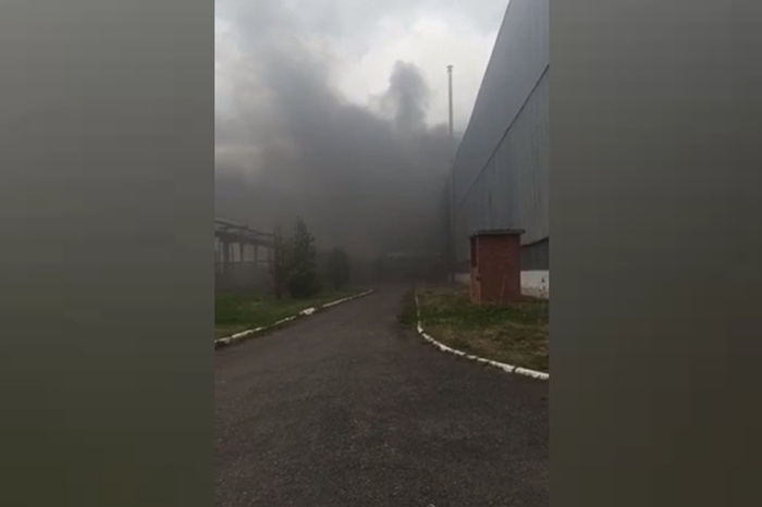 В Свердловской области горит завод