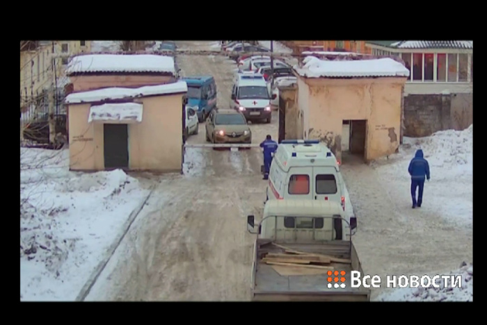 В Свердловской области автохам перекрыл дорогу скорой перед шлагбаумом больницы