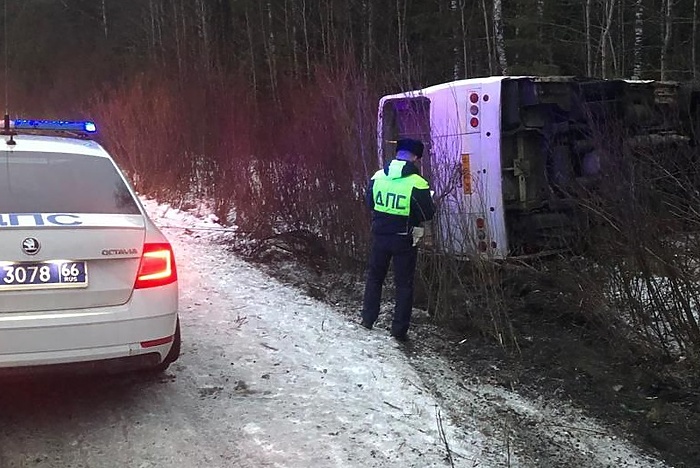 Рейсовый автобус опрокинулся на трассе под Первоуральском, есть пострадавшие