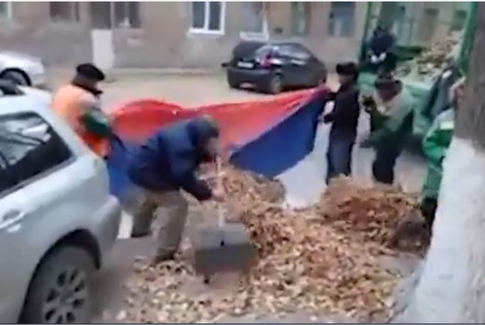 Волгоградские дворники использовали российский флаг вместо мешка для мусора