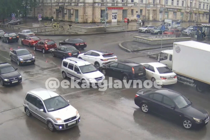 На Ленина — Восточная из-за массовой аварии на путях встали трамваи — видео